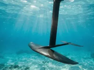 Hydrofoil en carbone sous l'eau
